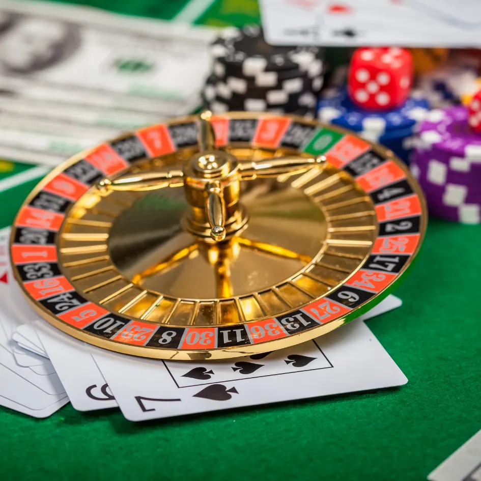 Arany rulettkerék és kaszinó zsetonok